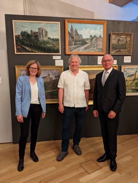 Museumsleiterin Kirsten John-Stucke, Markus Moors (stellvertretender Museumsleiter und wissenschaftlicher Kurator) und der stellvertretende Landrat Hans-Bernd Janzen (Kreis Paderborn) im Rahmen der Ausstellungseröffnung. ©Kreismuseum Wewelsburg 
